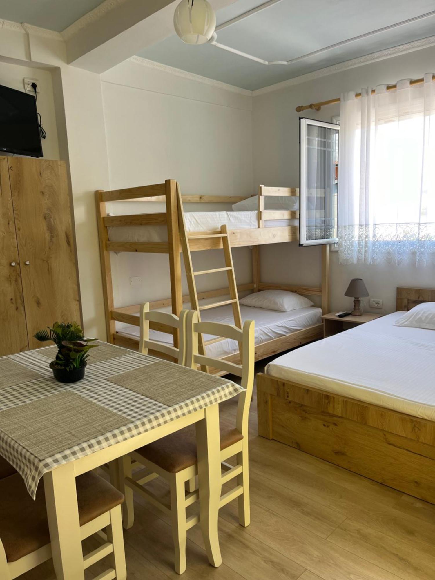 Guesthouse Kristi & Mari Vlore Exterior photo